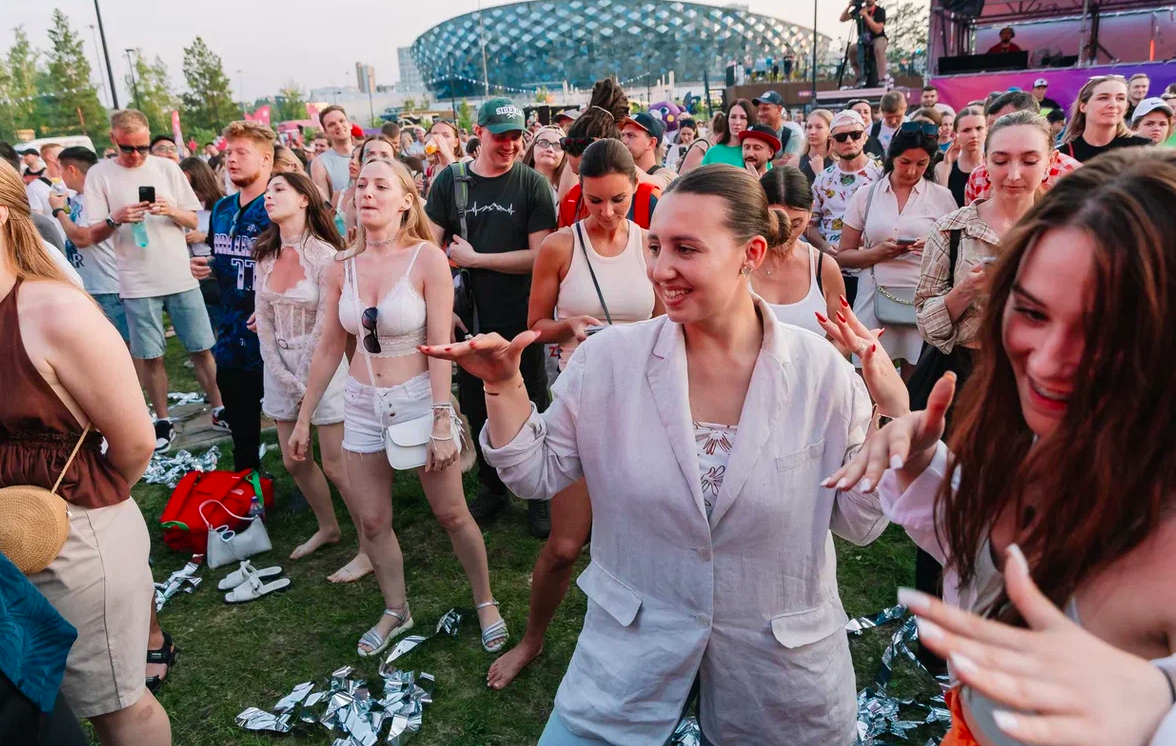 Фото Орали «Сигма-бой» и «А у реки». Опубликованы яркие моменты Черника Music Fest в Новосибирске 47